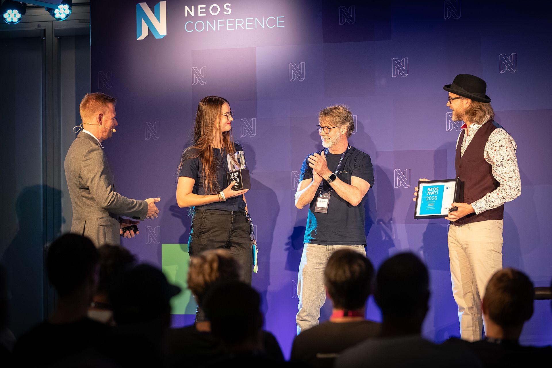 Zwei Personen von 3m5. und Cornelsen nehmen den Neos Award auf einer Bühne in Empfang